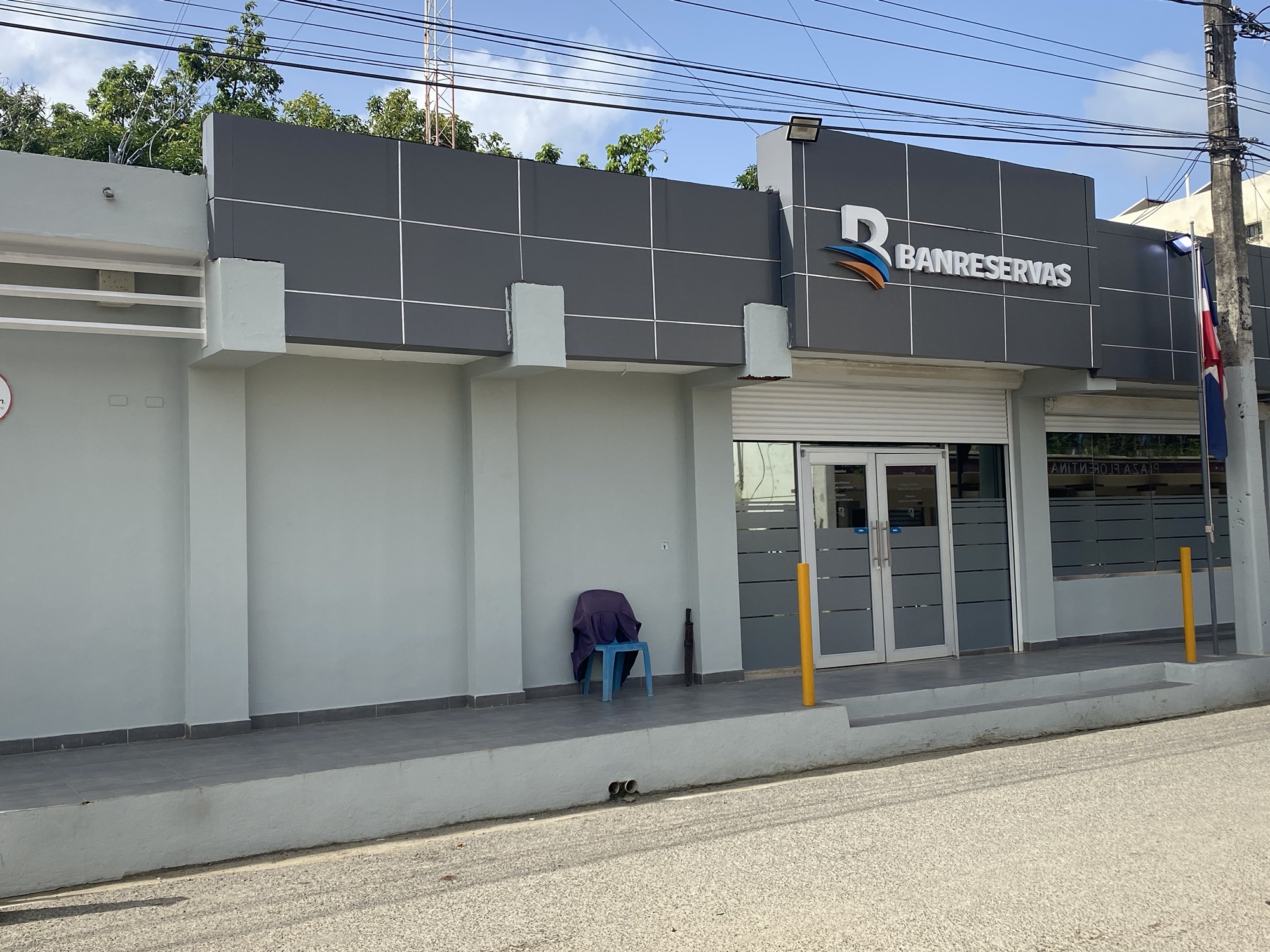 Mujer denuncia fue despojada de 55 mil pesos por dos hombres en cajero de Banreserbas de El Valle