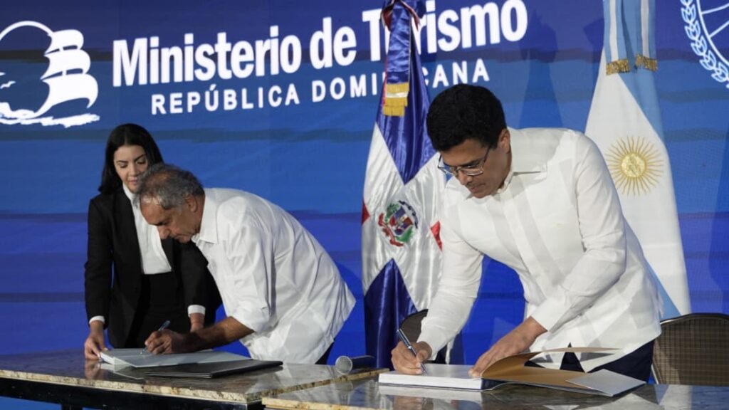 RD y Argentina firman acuerdo para fortalecer el turismo entre ambos países 4 img 2570