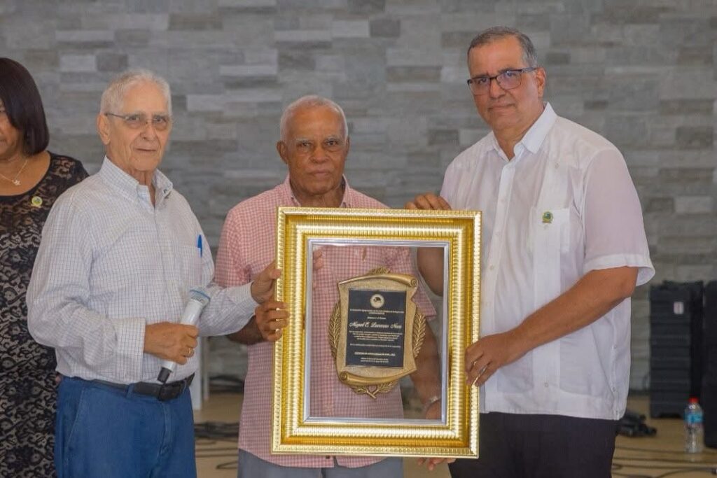 Cooperativa Agropecuaria y de Servicios Múltiples de la Región Este reconoce a Miguel Laureano por su compromiso con el desarrollo Agropecuario 4 img 2836