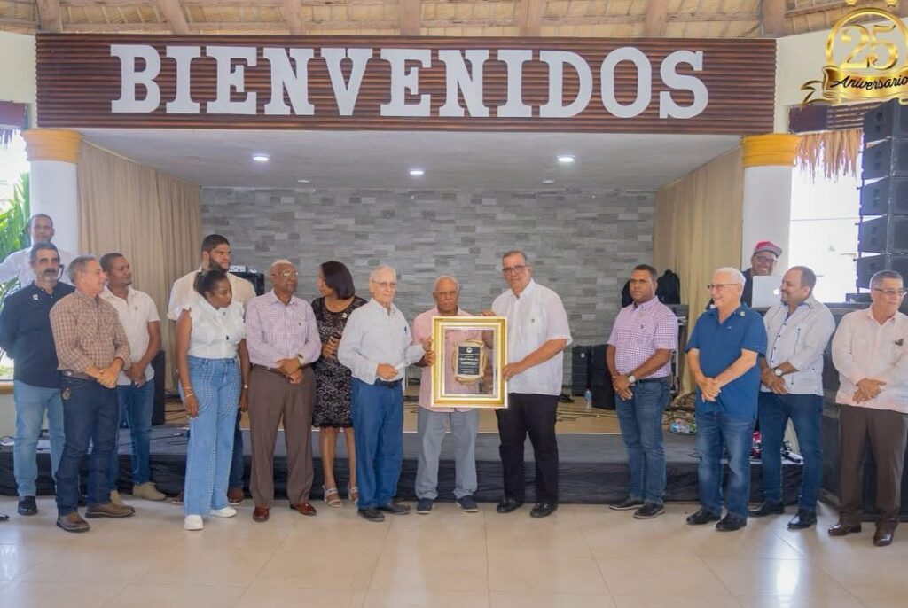 Cooperativa Agropecuaria y de Servicios Múltiples de la Región Este reconoce a Miguel Laureano por su compromiso con el desarrollo Agropecuario 5 img 2837