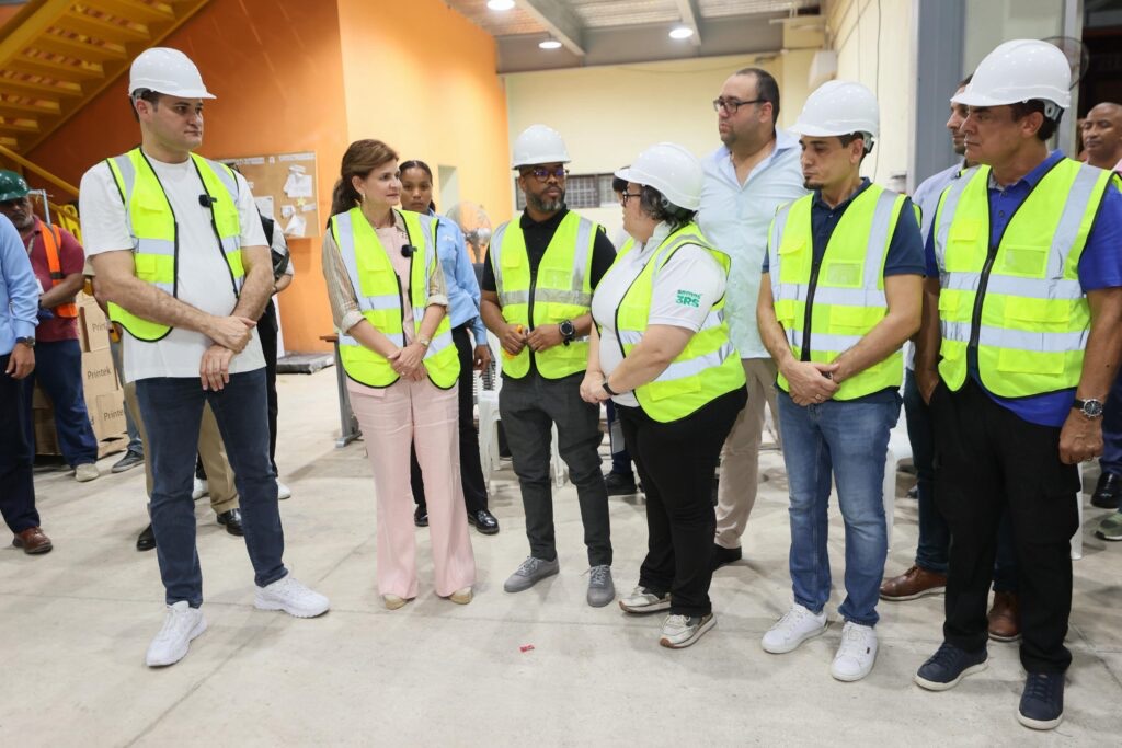 Vicepresidenta Raquel Peña supervisa distribución de utilería escola 4 img 2902