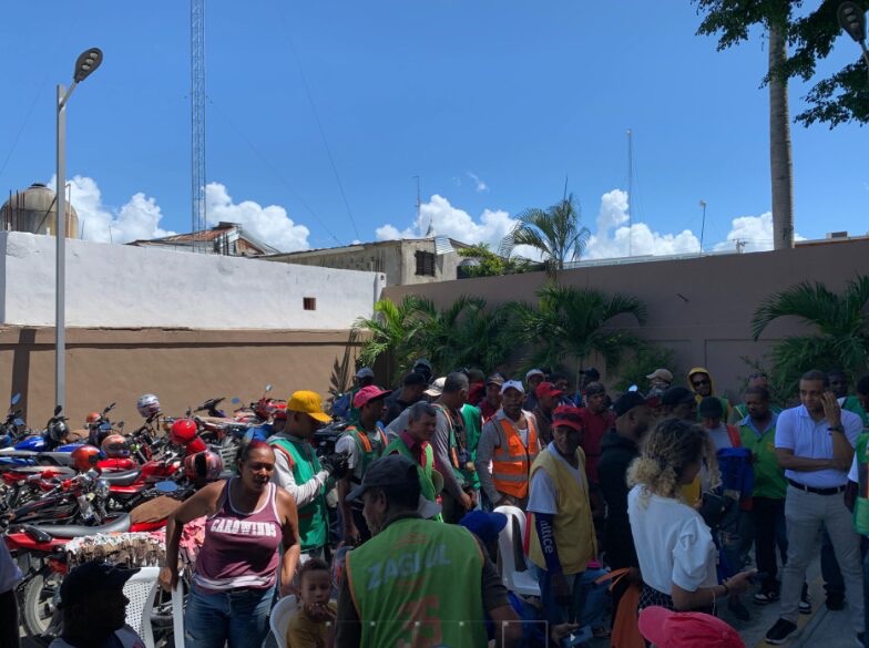 Programa “Plástico por Escolar” se expande a San Pedro de Macorís con entrega de más de 300 mochilas 4 img 3013