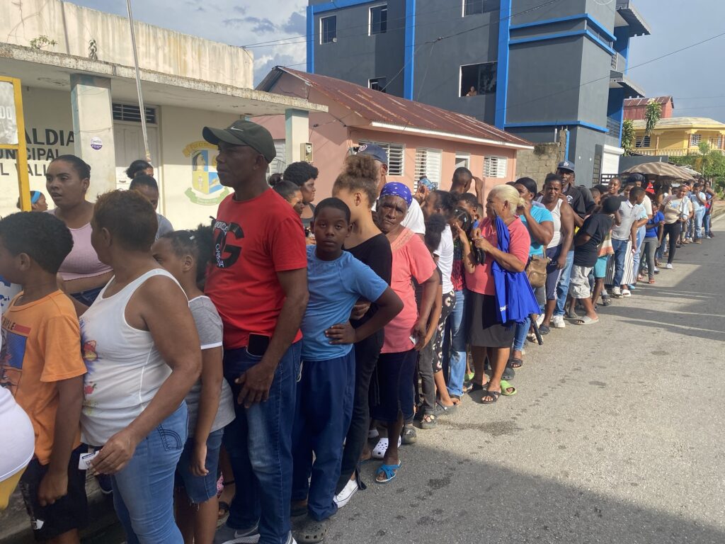 Senador Cristóbal Castillo entrega útiles escolares a niños de El Valle por inicio del año escolar 2025-2026 6 img 3061