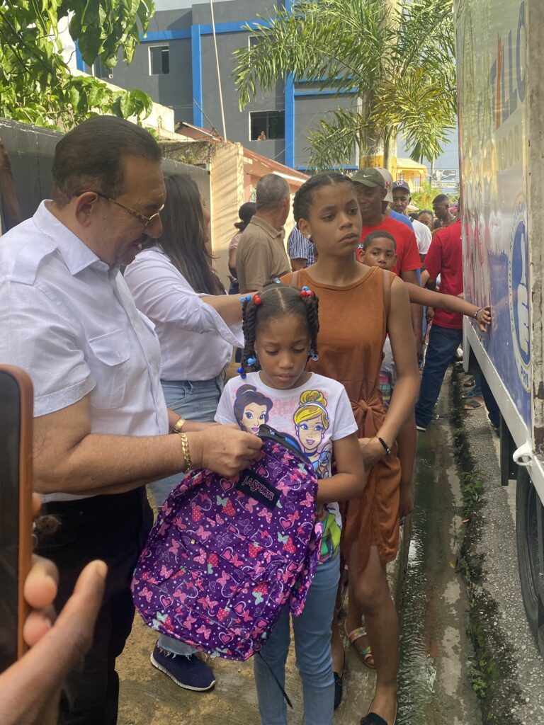 Senador Cristóbal Castillo entrega útiles escolares a niños de El Valle por inicio del año escolar 2025-2026 4 img 3074