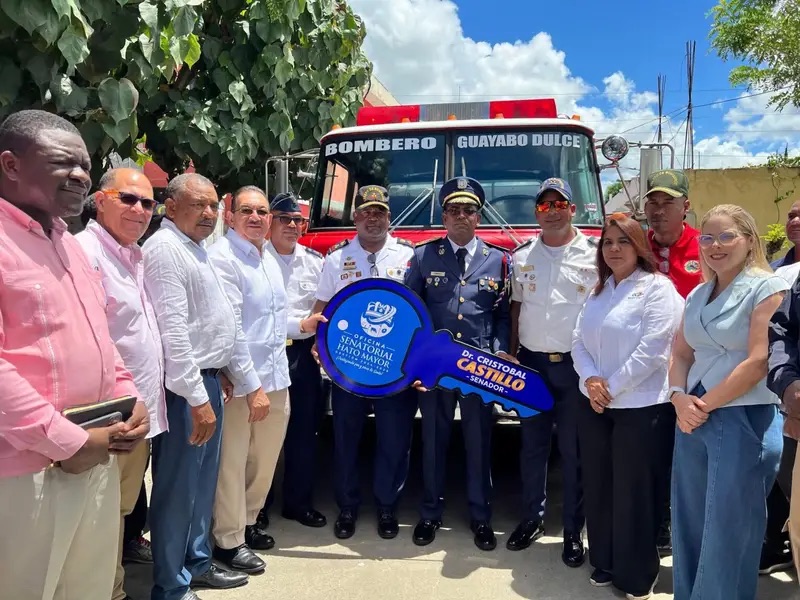 Senador Cristóbal Castillo dona camión de bomberos al distrito municipal Guayabo Dulce
