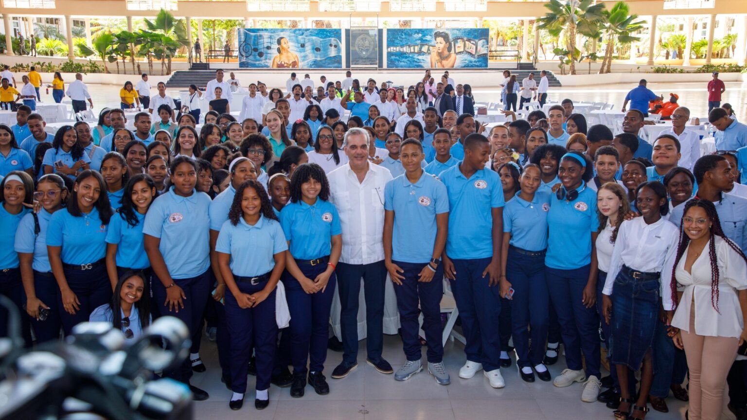 Abinader inaugura centro educativo en Enriquillo y se reúne con jóvenes en Barahona