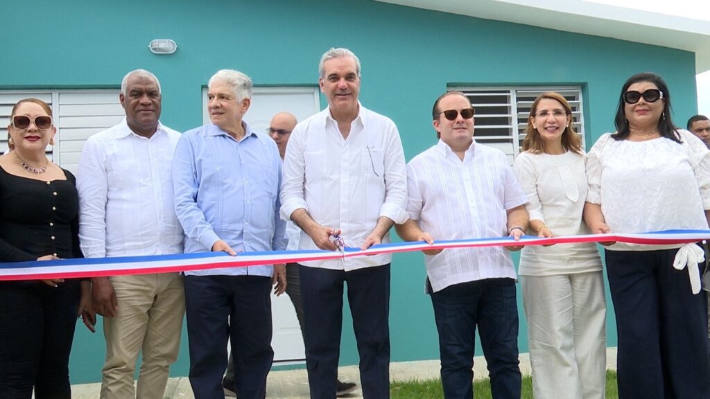 Con la entrega de 70 viviendas, presidente Abinader transforma la vida de familias desalojadas en el sector Kosovo de Imbert 4 47c46c36 5cff 49d5 ac98 e62c1bd92051