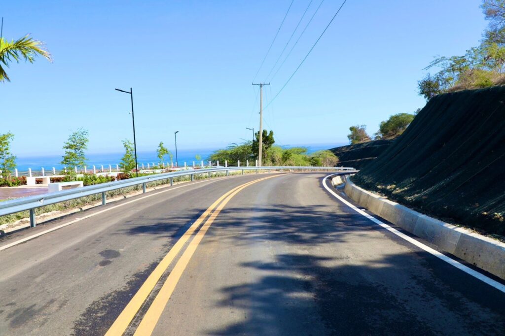 Tras 40 años de espera, presidente Abinader entrega carretera Villa Elisa-Punta Rucia-La Ensenada, que conecta Puerto Plata con Montecristi 5 c0e0faa9 9f98 424a aaac 6c6569a37a2e