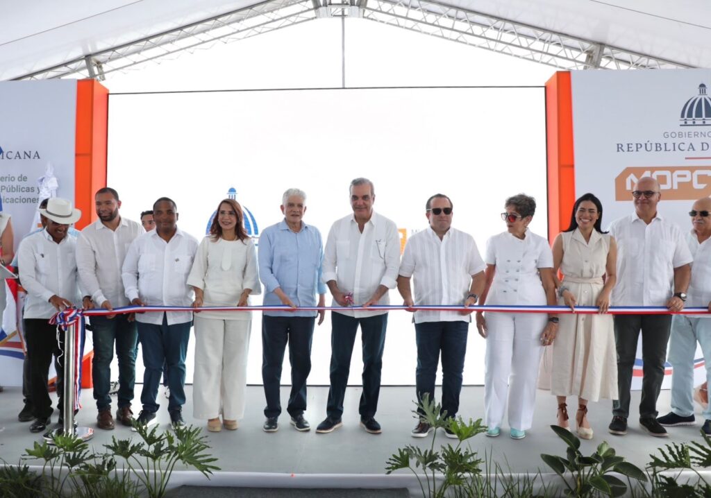 Tras 40 años de espera, presidente Abinader entrega carretera Villa Elisa-Punta Rucia-La Ensenada, que conecta Puerto Plata con Montecristi 4 dd8d8151 2bd2 420d 8a85 8930cb20828c
