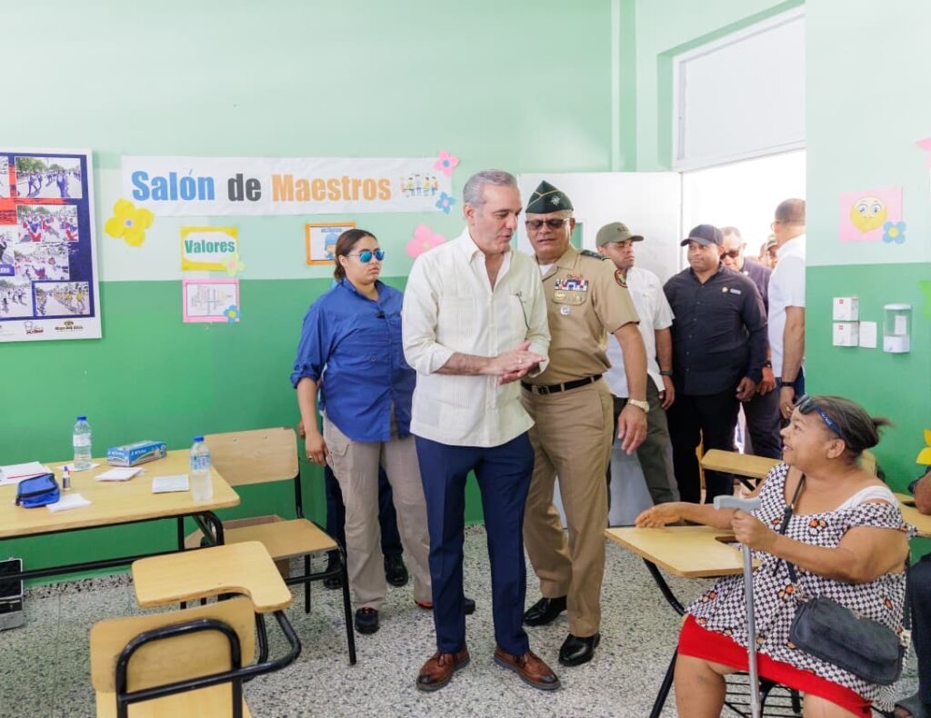 Presidente Abinader supervisa operativo médico de acción cívica que realiza el Ministerio de Defensa que impactará más de 2,500 personas, con 150 médicos especialistas 4 fef85b98 0b20 49fe 9351 c47ad49cfb90