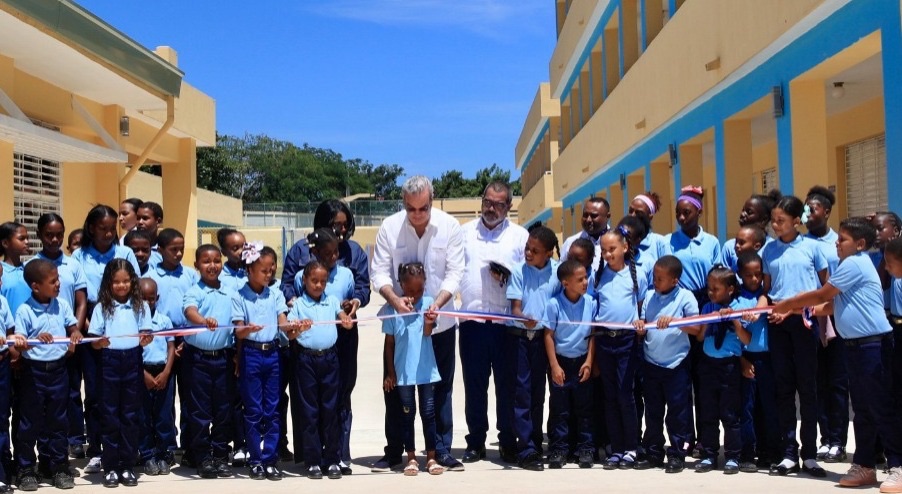 Gobierno entrega escuela nueva en Barahona para 900 alumnos 4 img 3173