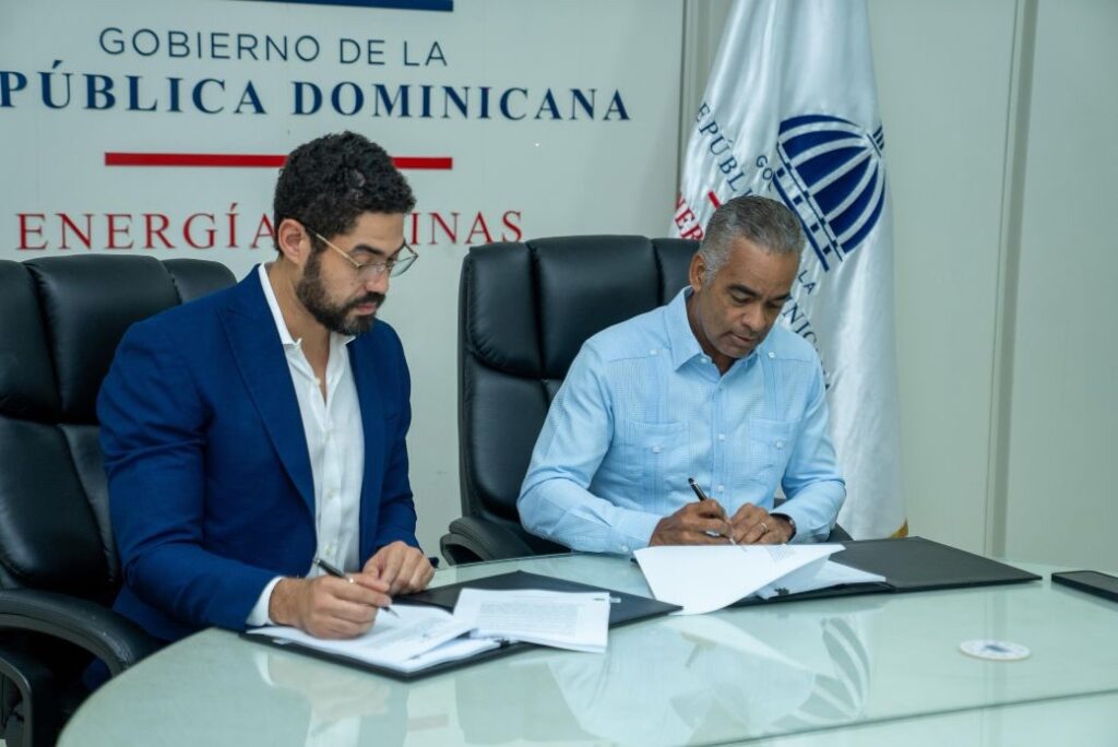 Gobierno acuerda con un consorcio exploración petrolera en el Cibao 4 img 3174