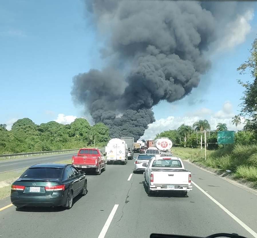 Incendio de patana cargada de combustible dejó cuatro personas heridas en la Circunvalación de Santo Domingo 4 img 3257