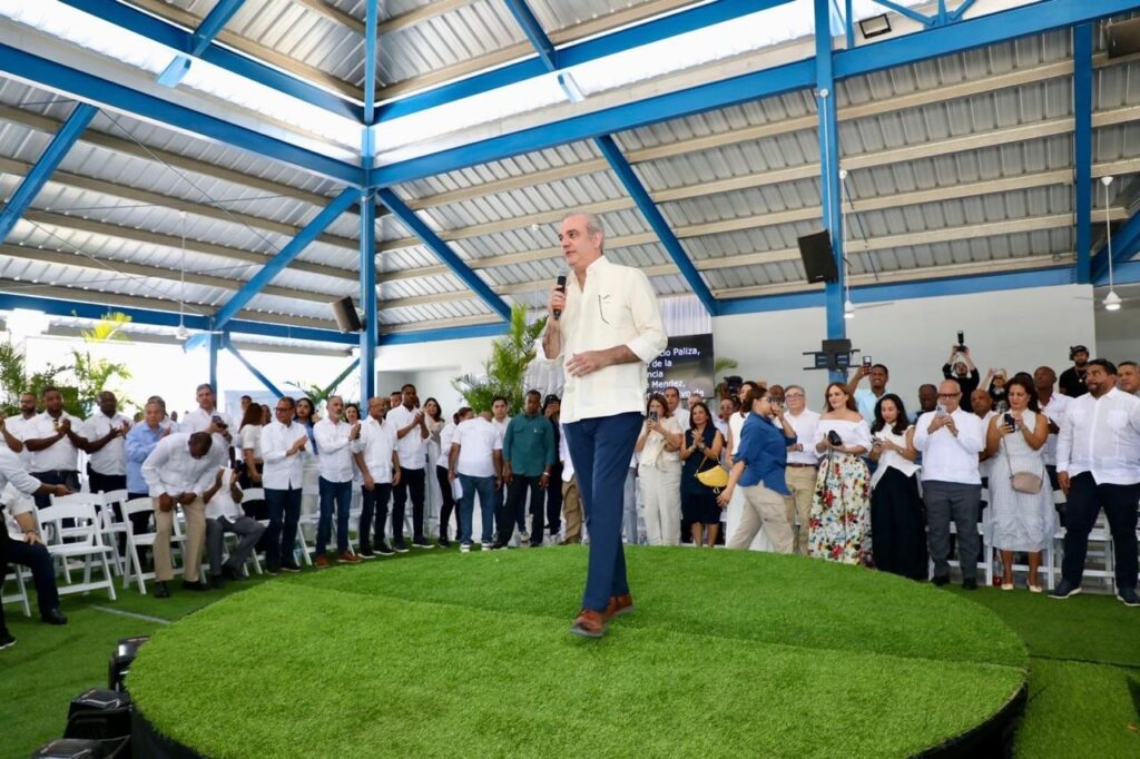 Abinader lanza programa de titulación que impactará a más de 25 mil personas en Puerto Plata 4 img 3604