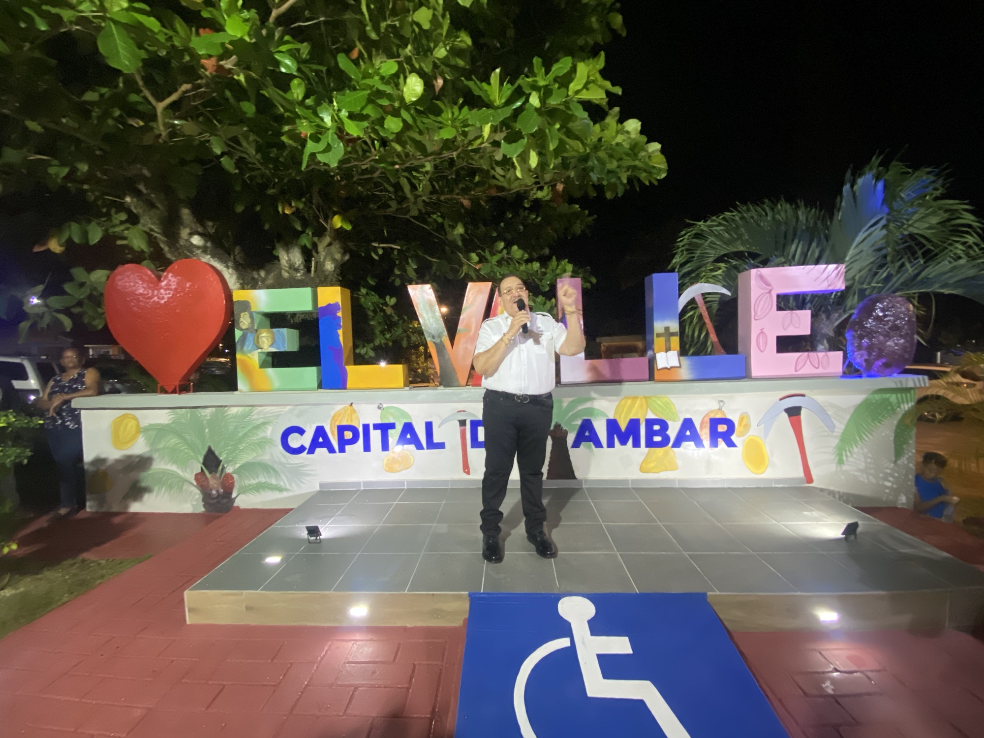 Senador Cristóbal Castillo inaugura parador fotográfico de El Valle