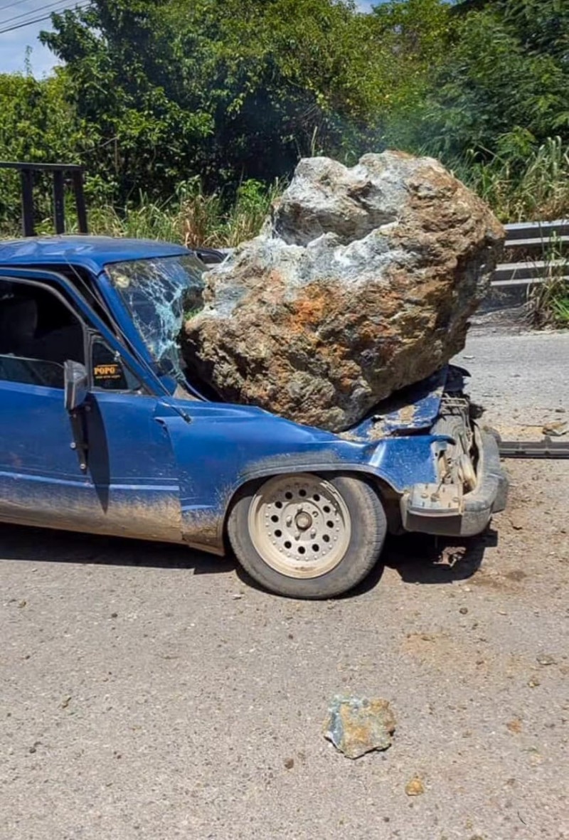 Roca aplasta vehículo en Jarabacoa; ocupantes salen con vida