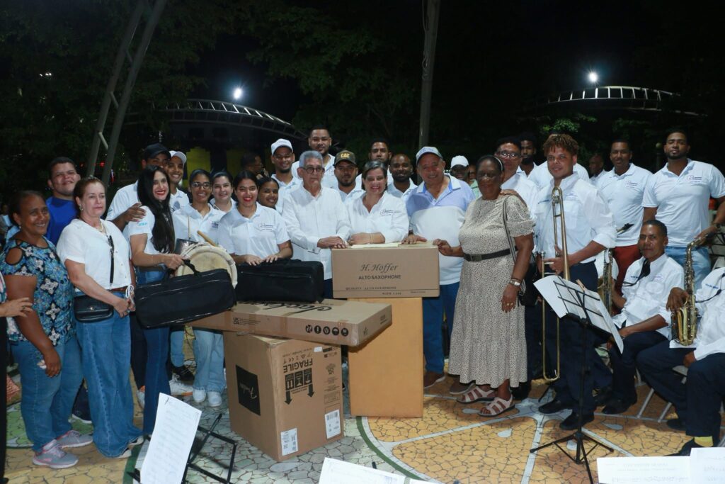 José Rijo Presbot entrega instrumentos musicales a la Banda Municipal de Hato Mayor del Rey 5 img 4097