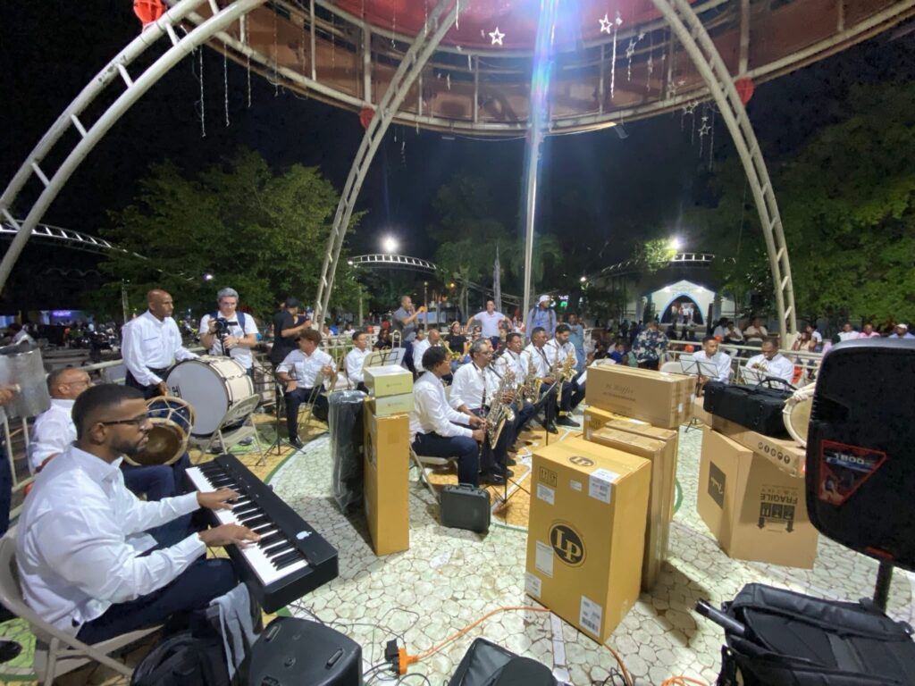 José Rijo Presbot entrega instrumentos musicales a la Banda Municipal de Hato Mayor del Rey 6 img 4098