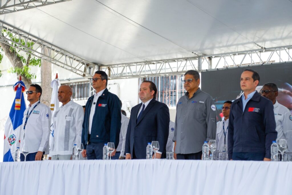 Ministro de la Presidencia anuncia ampliación Sistema 911 en Pedernales durante entrega de 46 nuevas ambulancias a la DAEH 4 img 4144