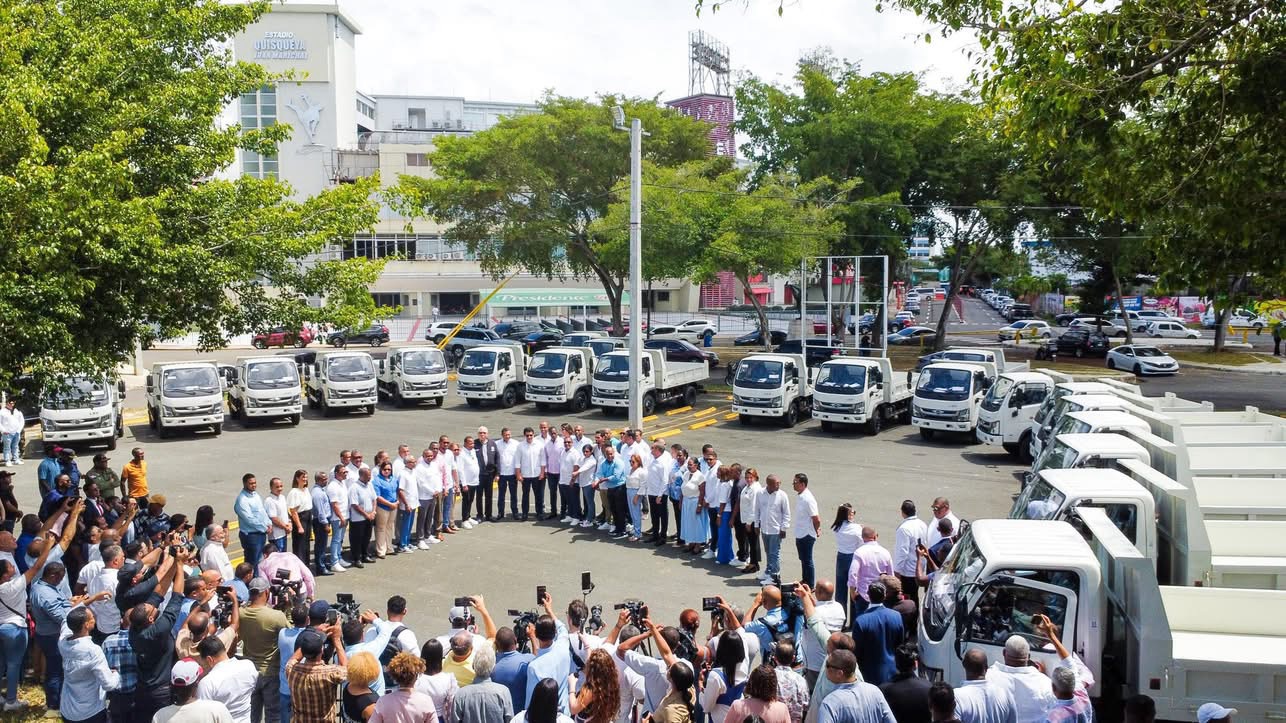 David Collado entrega 38 camiones para reforzar limpieza en destinos turísticos