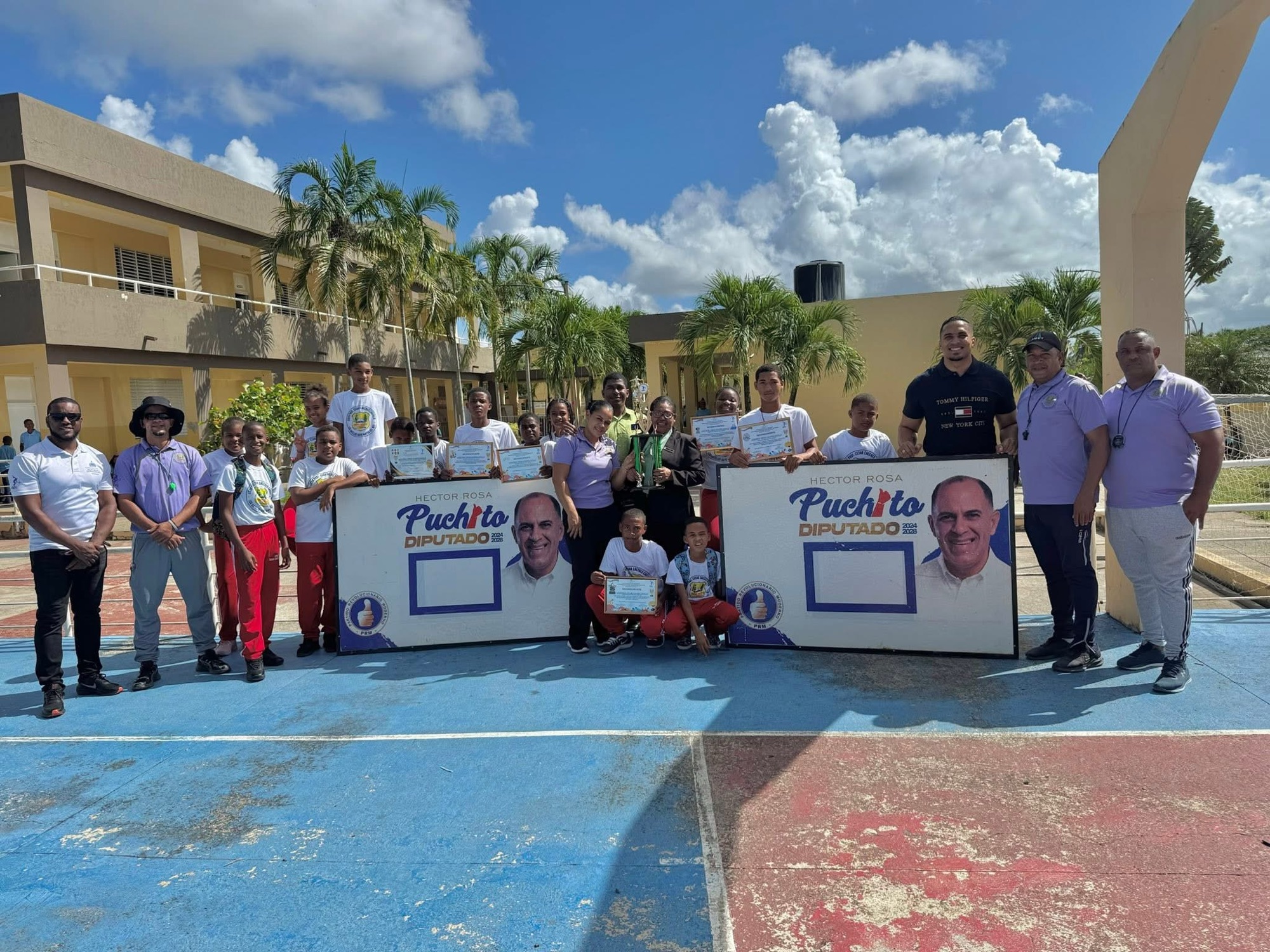 Diputado Héctor Rosa (Puchito) dona tableros de baloncesto al Liceo César Cáceres Castillo en Hato Mayor del Rey