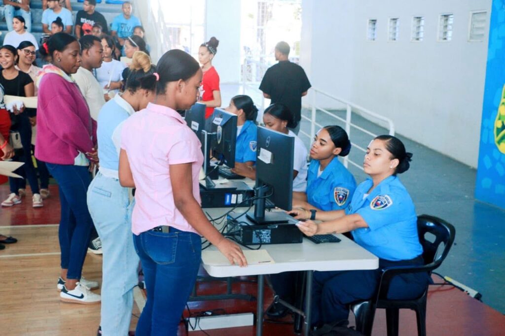 Más de 400 jóvenes participan en jornada de reclutamiento de la Policía Auxiliar en Hato Mayor 4 img 4274