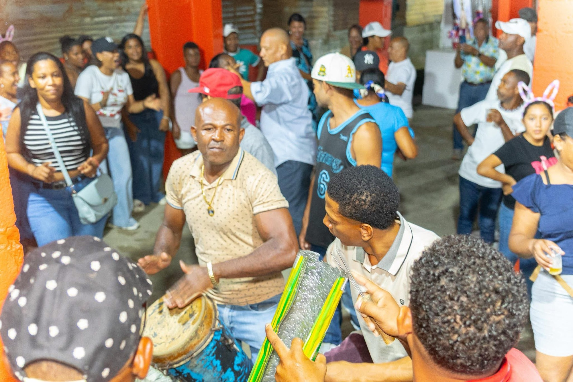 Diputado Héctor Rosa “Puchito” apadrina 8vo día del Novenario de Atabales en Media Chiva, Hato Mayor