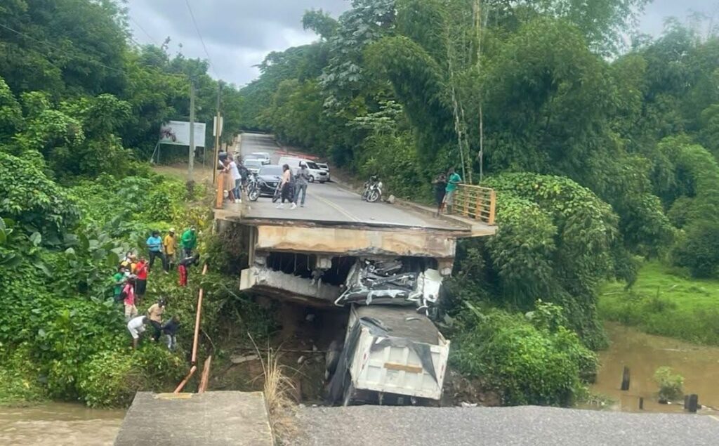 Puente colapsa en Monte Plata mientras camión lo cruzaba, comunidades quedan incomunicadas 4 img 4743