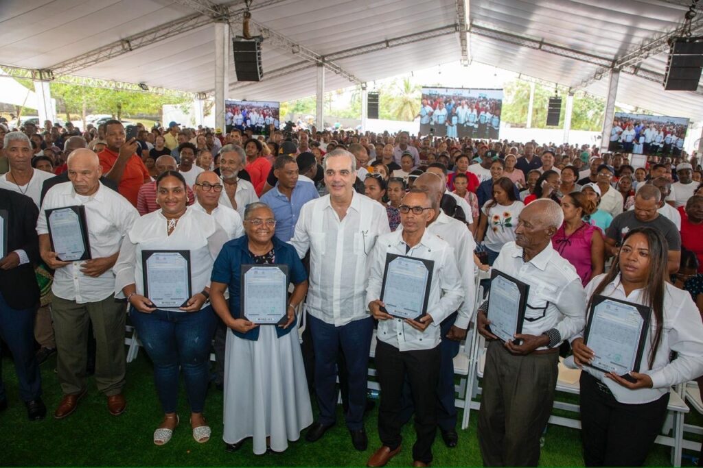 Presidente Abinader entrega 3,100 títulos de propiedad, de un total de 5,636, a familias en Palmarejo-Villa Linda 1 1066168a 250e 4498 93a4 5bf354713797