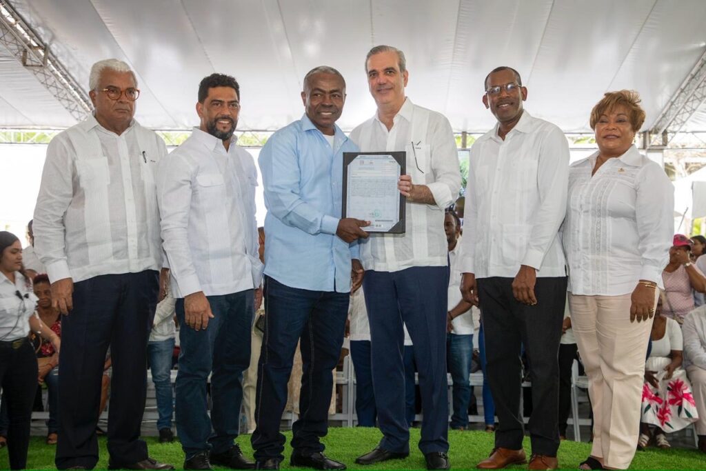 Presidente Abinader entrega 3,100 títulos de propiedad, de un total de 5,636, a familias en Palmarejo-Villa Linda 2 366449f4 3498 465b a5c2 6b0f3effa0bd