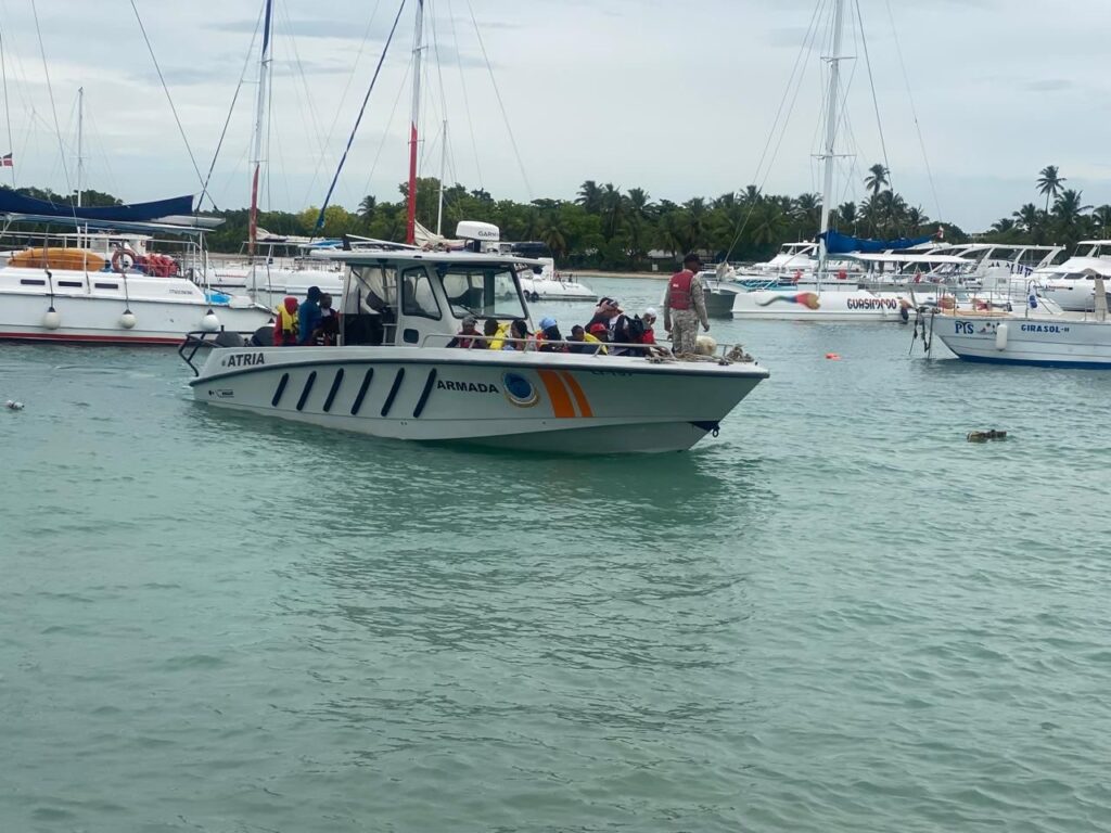 Ministerio de Defensa, a través de la Armada, ejecuta operativo de evacuación en Isla Saona ante los efectos de la tormenta Melissa 2 39caef05 b0e9 4e65 b241 762f6f4de999