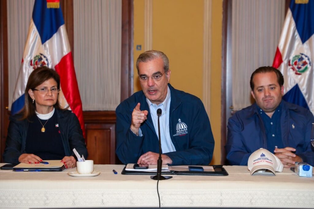 Presidente Abinader mantiene para este sábado suspensión de labores en provincias en alerta roja; medidas preventivas serán revisadas a las 9 a.m. del sábado en reunión de seguimiento desde el COE 1 407683b7 a644 4d00 a809 76822c632aca