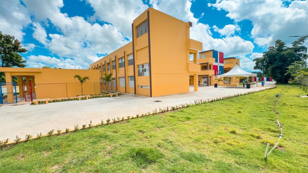 Presidente Abinader inaugura Liceo Padre José Salvador Fernández de 24 aulas en Bonao, que beneficiará a más 800 estudiantes 1 790a23b9 5776 443a 969a 3b5e19c53b33