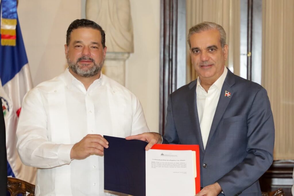 Presidente Abinader anuncia inicio titulación de más de 43 millones de metros cuadrados en Parque Nacional Los Haitises y Reserva Forestal Loma Novillero, en Villa Altagracia 1 803a3b41 c964 4efc 95d5 ff67c5c9e3ef