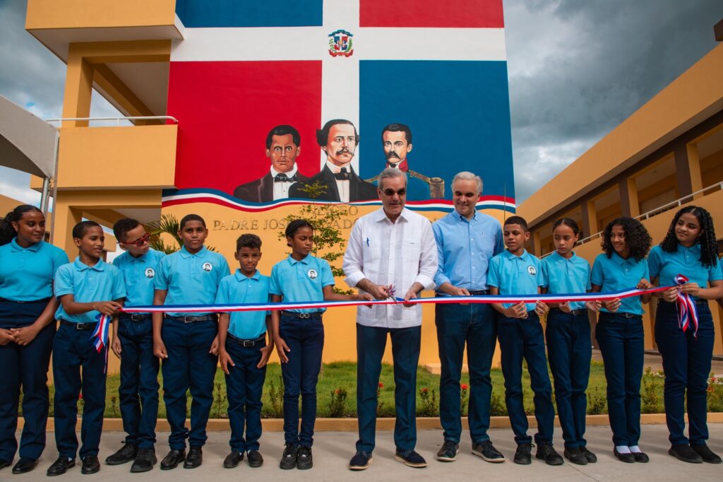 Presidente Abinader inaugura Liceo Padre José Salvador Fernández de 24 aulas en Bonao, que beneficiará a más 800 estudiantes 2 98f42d2e 74db 4121 80ac 20f56fb49c67 2
