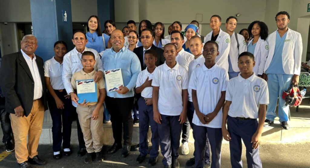 FUNDACIÓN CRUZ JIMINIÁN Y COLEGIO ROSA DE SAROM RECONOCEN A EDDY CHÁVEZ PLACENCIO COMO HIJO DISTINGUIDO DE CRISTO REY 1 b2688b71 4364 4230 b042 5f8afa558ea3