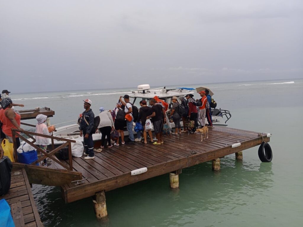 Ministerio de Defensa, a través de la Armada, ejecuta operativo de evacuación en Isla Saona ante los efectos de la tormenta Melissa 1 e81e2c26 bfe9 4637 a70f 8b76cfd34395