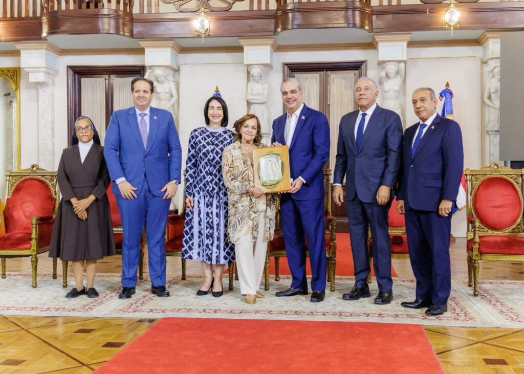 Abinader entrega premio Adulto Mayor del Año a Josefina Miniño 2 img 5206