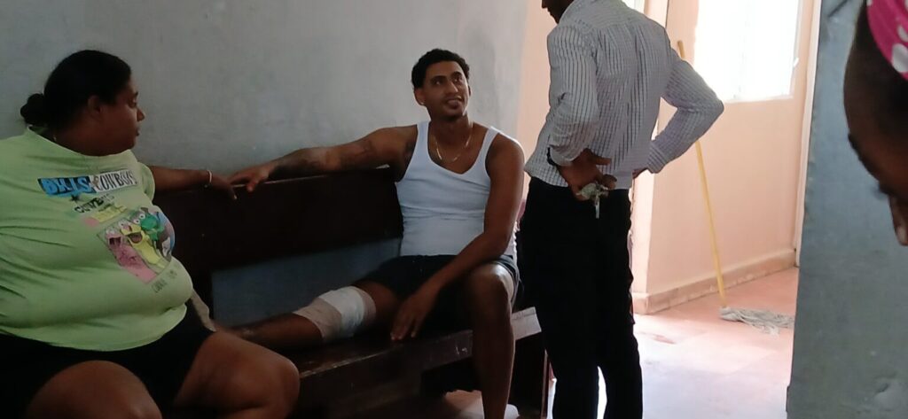 Joven basquetbolista resulta herido de bala en confuso incidente con la Policía en Hato Mayor 2 img 5317