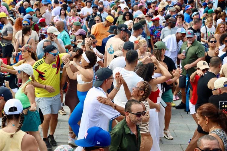 Miles de salseros latinoamericanos celebran en Puerto Rico el Día Nacional de la Salsa 2025 1 img 5340