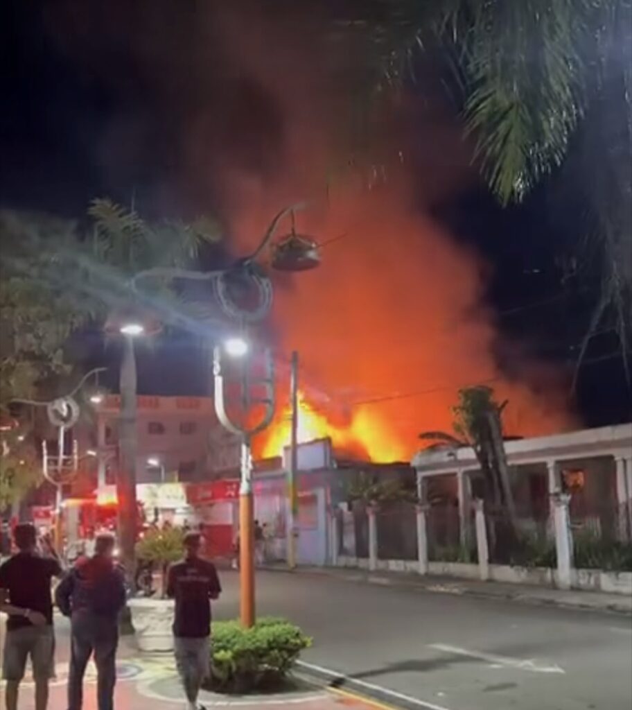 Incendio afecta local de Repuestos Clintong en Hato Mayor del Rey 2 img 5507