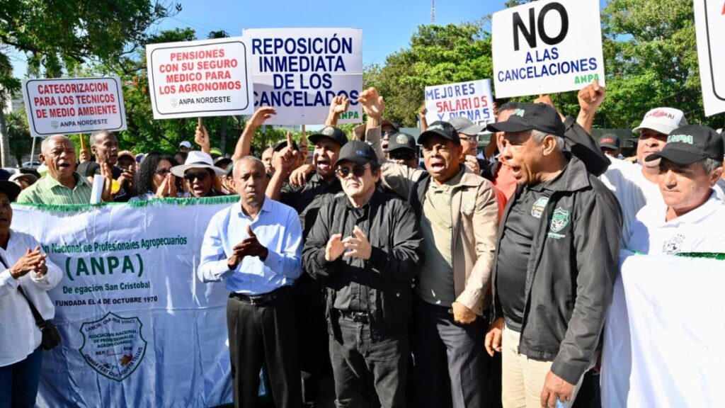 Agrónomos protestan frente al Ministerio de Agricultura en reclamo de pensiones y mejoras salariales 1 img 5755