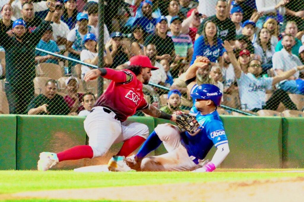 Un wild pitch en el décimo episodio le da al Licey la victoria inaugural ante el Escogido 1 img 6143