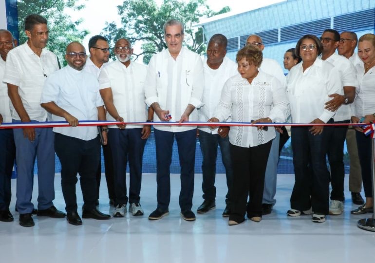 Presidente Abinader pone fin a más de 60 años de espera con la inauguración del Polideportivo Club Rafael Osvaldo Mercedes “CROM” en Villa Mella 1 img 6352