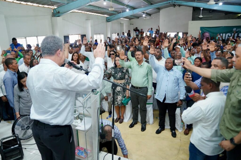Leonel juramenta exdirigentes del PRM y PLD que se suman a la FP en San Cristóbal 1 img 6396