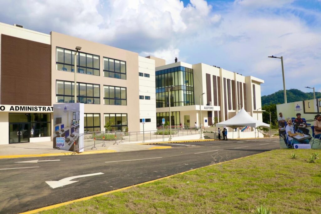 Presidente Abinader inaugura Centro Universitario Regional UASD-Cotuí con 29 aulas 1 img 6399