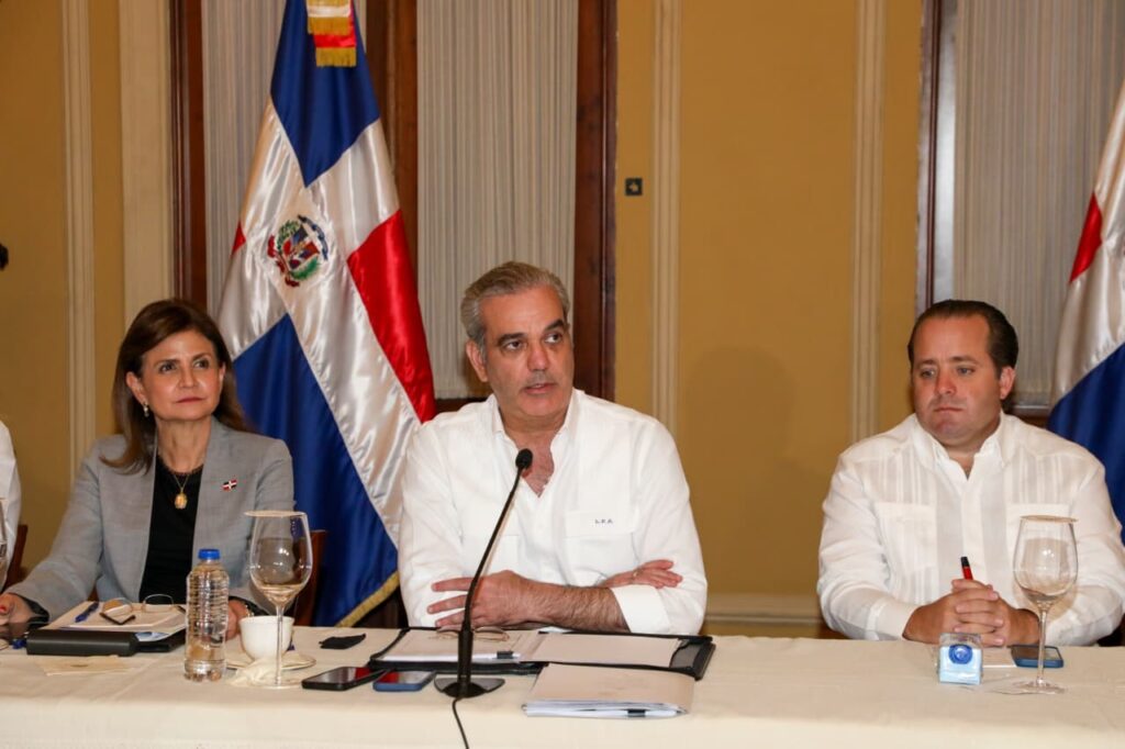 Abinader: “Lo más importante es salvar vidas ante el paso de la tormenta Melissa” 1 img 6549