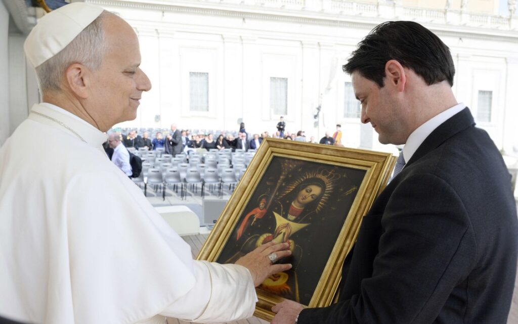 El Papa León XIV bendice la Virgen Peregrina de la Altagracia en el Vaticano 1 img 6550