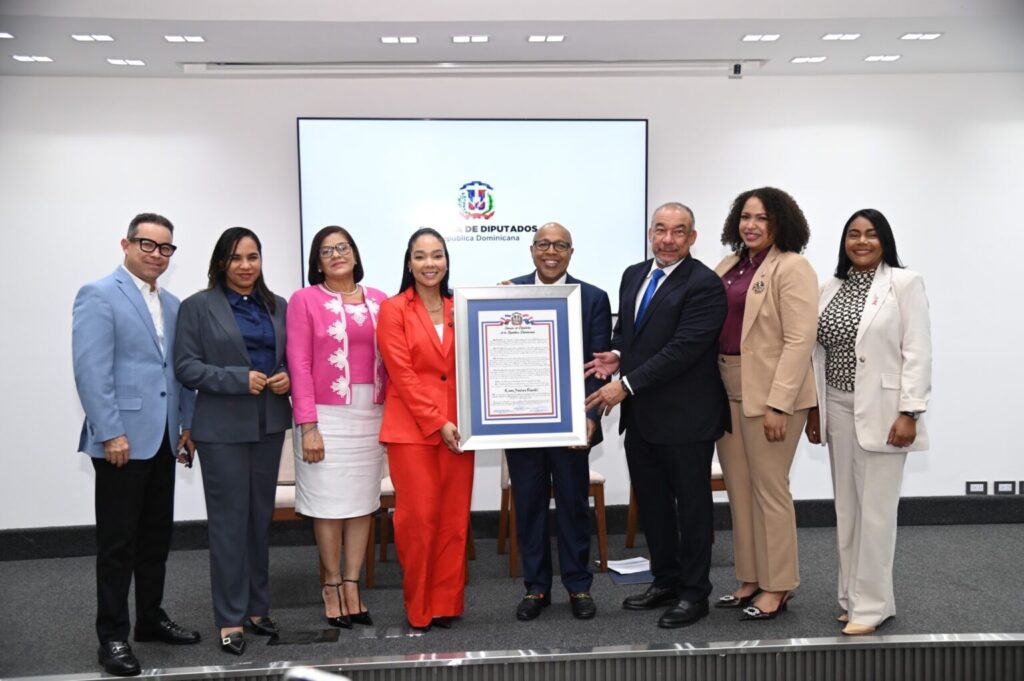 Cámara de Diputados reconoce a Laura Jiménez Pimentel, dominicana destacada en los Estados Unidos 1 img 6562