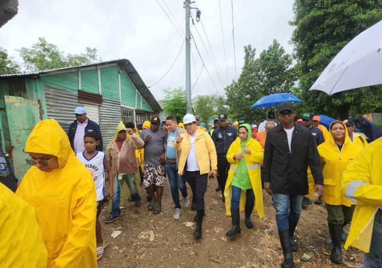 El alcalde Dío Astacio y su equipo se mantienen recorriendo los sectores del municipio ante el paso de la tormenta Melissa 1 img 6628